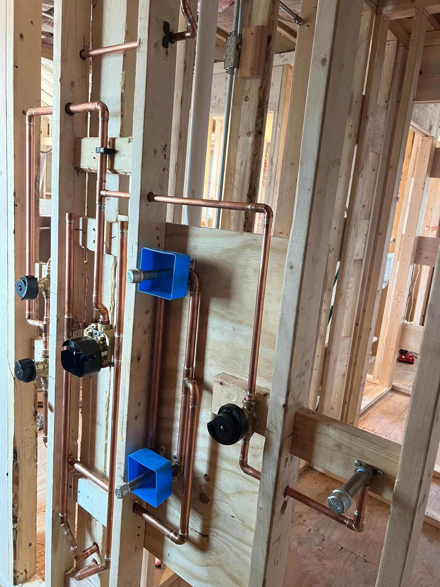Copper plumbing installation in a framed wall structure